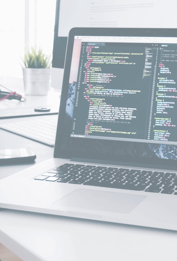 コーディング中のPCのトップ画像